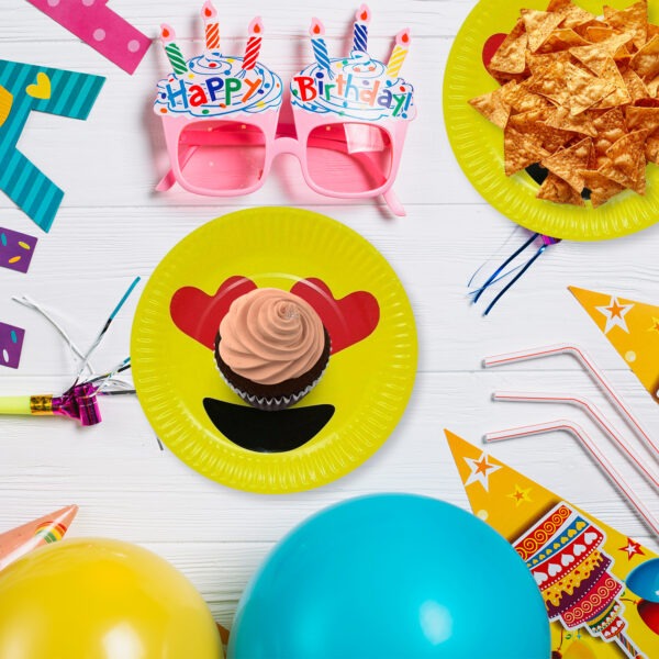 Heart Paper Plates – 23cm Heart Eyes Emoji Birthday Plates