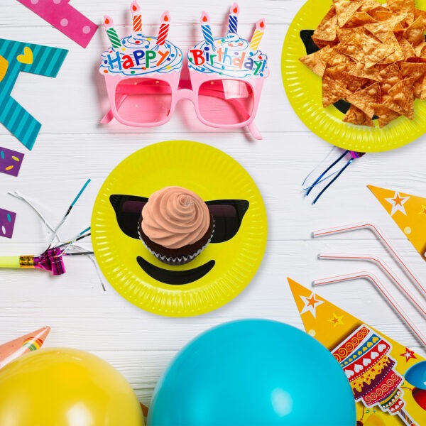 Party Paper Plates – 23cm Wink Face Kisses Emoji Design