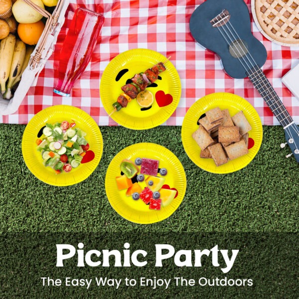 AEX Wink Face Kisses Emoji Paper Plates