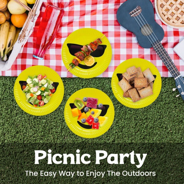 Party Paper Plates – 23cm Wink Face Kisses Emoji Design